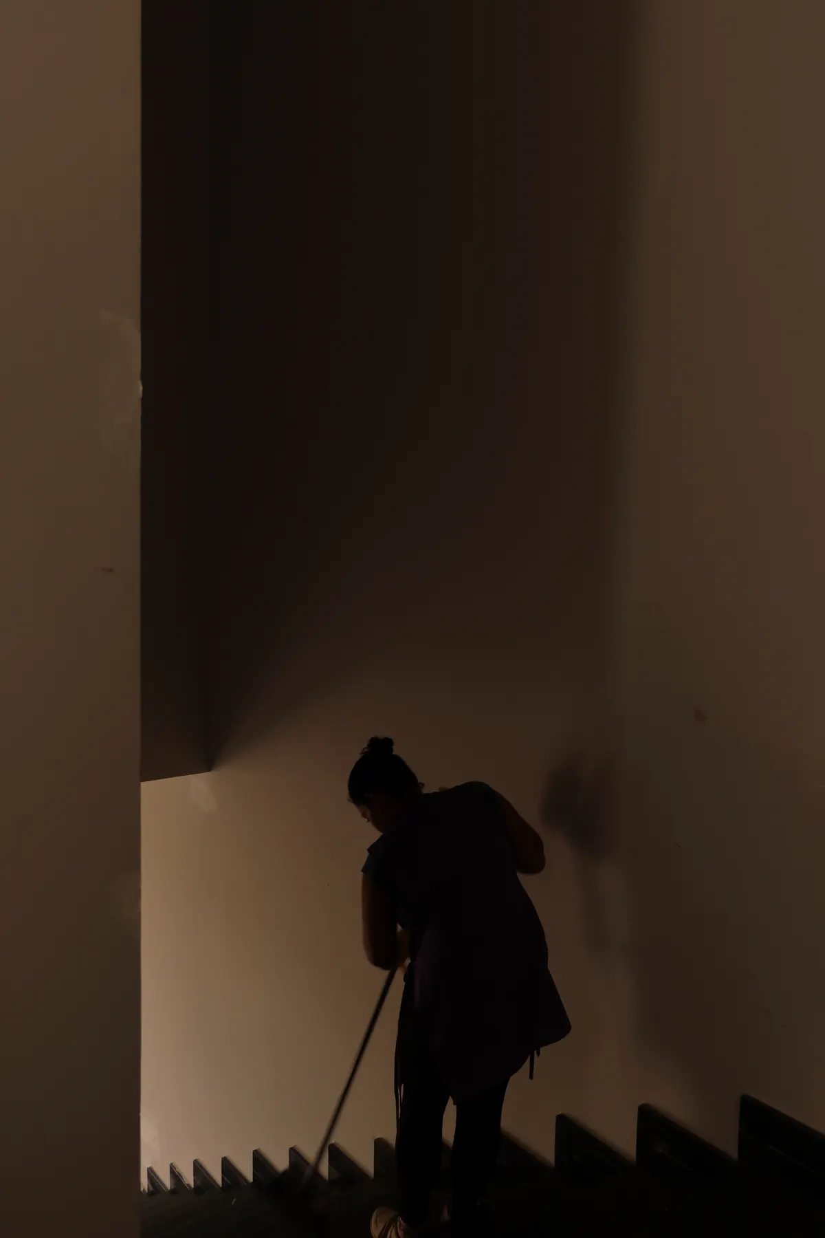 Reinigung einer Treppe mit einem Wischmopp